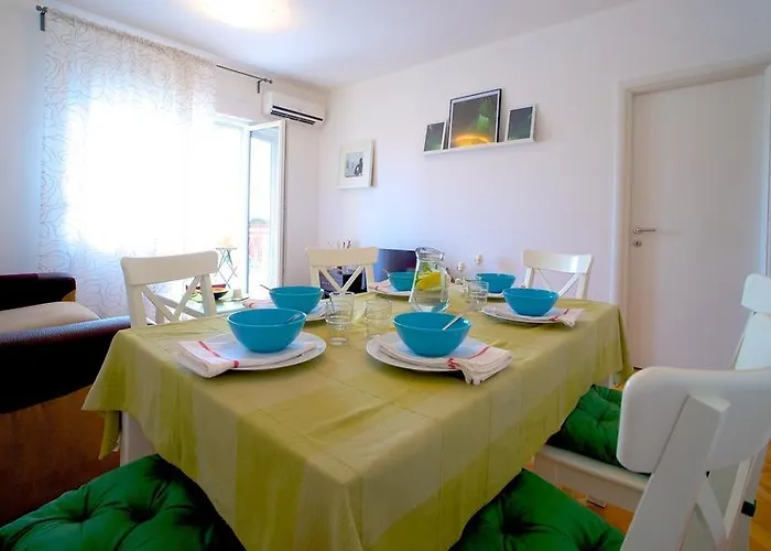 Luxe 3br شقة *